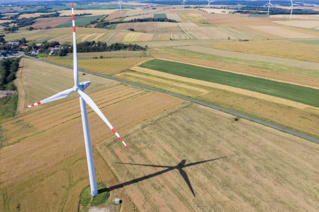 Poland eases wind farm regulations to lower energy costs